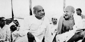 Gandhi, Mahatma - Politker, Indien/ mit Sardar Vallabhbhai Patel (l.)
